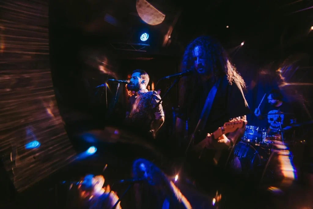 trupa EYEDROPS creând un concert de neuitat-izabellalukacs.ro