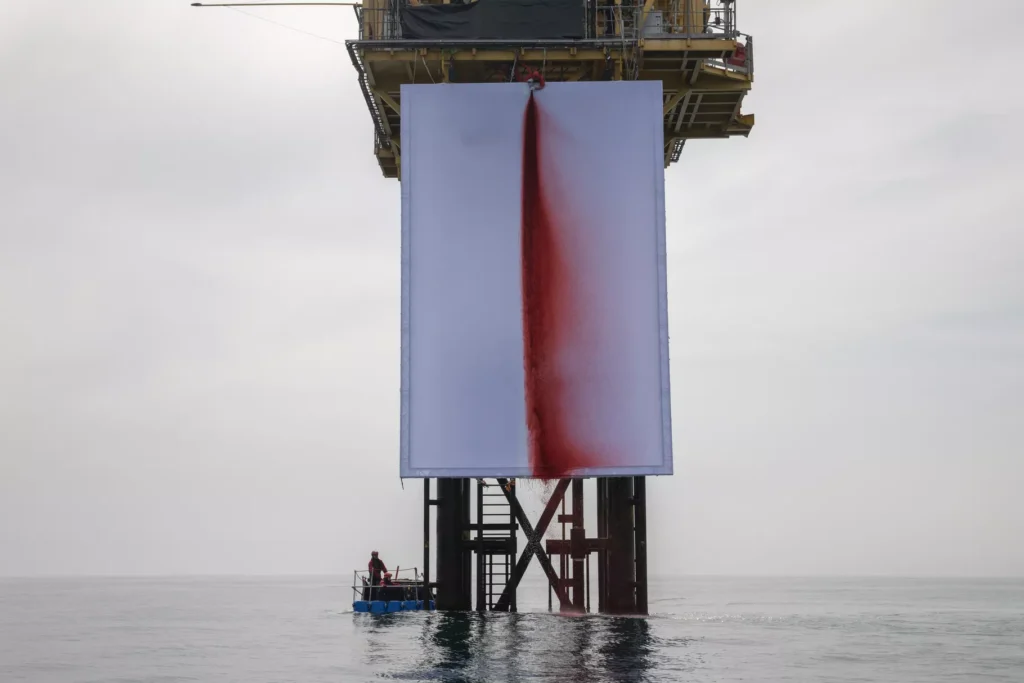 Anish Kapoor, vedere a instalației BUTCHERED (2025) în Marea Nordului. Cu amabilitatea Greenpeace.