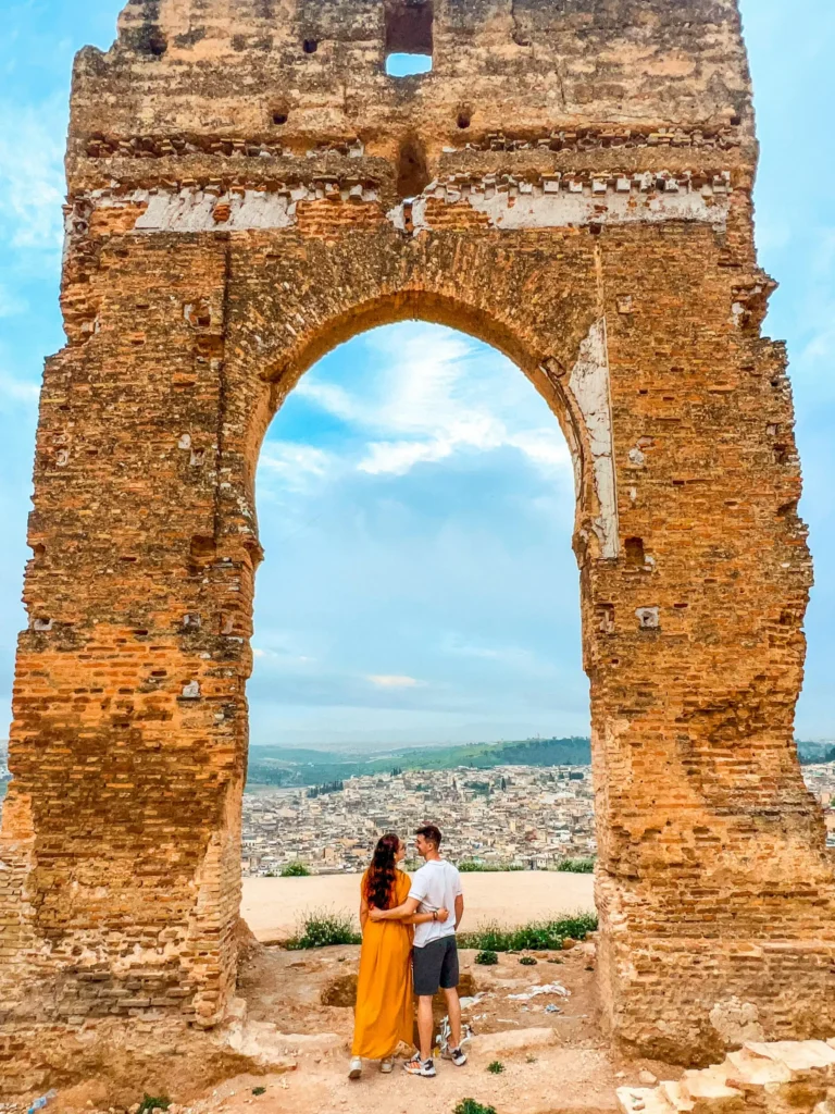 Maria și Emi (Lumea pe fugă) Fotografie 2024, panorama orașului Fes, Maroc-izabellalukacs.ro