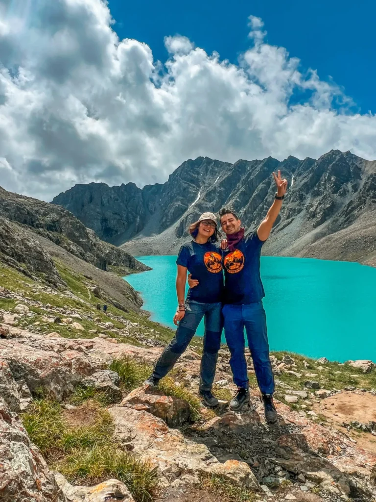 Maria și Emi (Lumea pe fugă) Fotografie 2025, în timpul unei drumeții de trei zile, Lacul Ala-Kul, Kyrgyzstan, altitudine 3522m