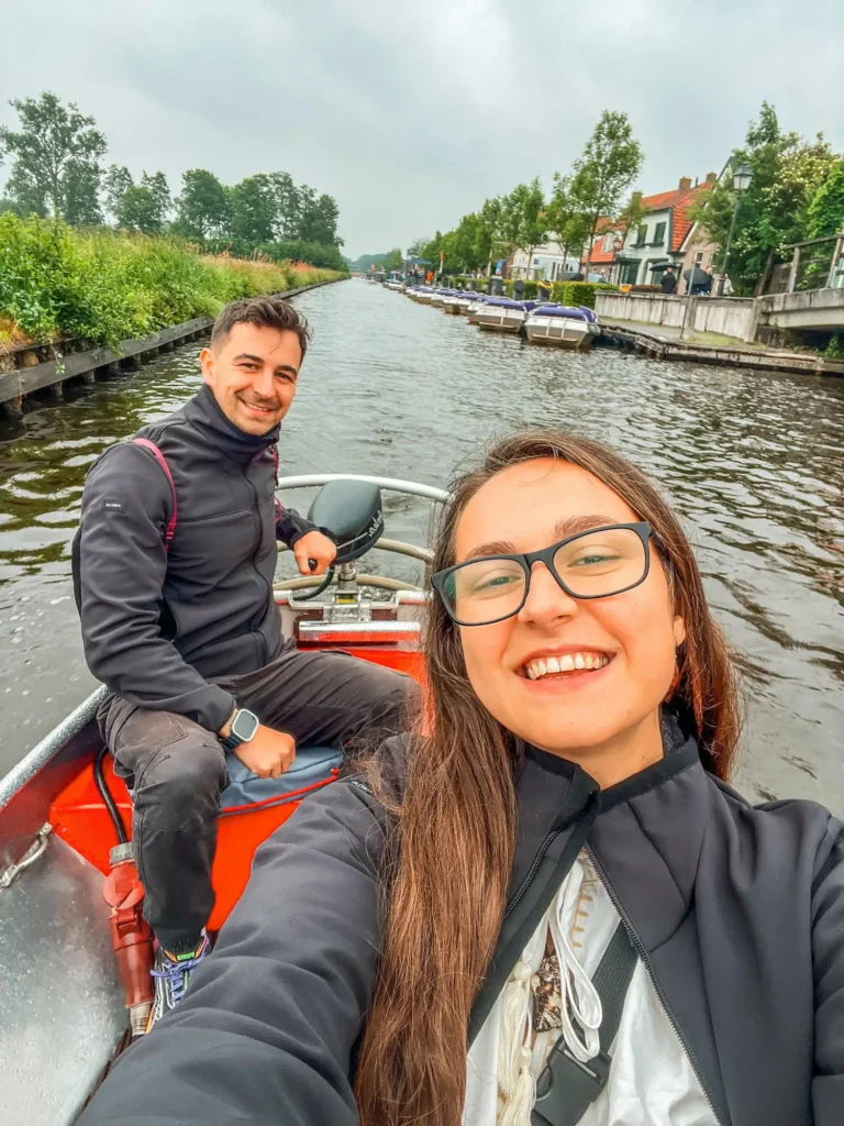 Maria și Emi la plimbare cu bărcuța pe canalele orașului Giethoorn din Țările de Jos, 2025