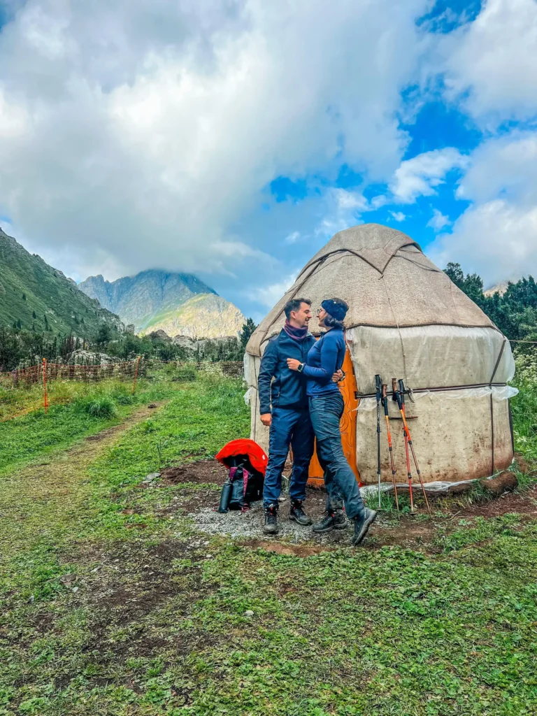 Maria și Emi (Lumea pe fugă) - Fotografie din 2025, cazare în iurtă la 2900 m altitudine, Kyrgyzstan-izabellalukacs.ro.webp
