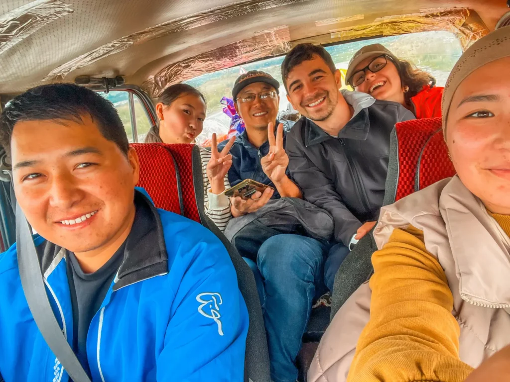 Maria și Emi (Lumea pe fuga) Fotografie din 2025, în Trabantul unor Kazahi care ne-au luat la autostop în Kyrgyzstan-izabellalukacs.ro