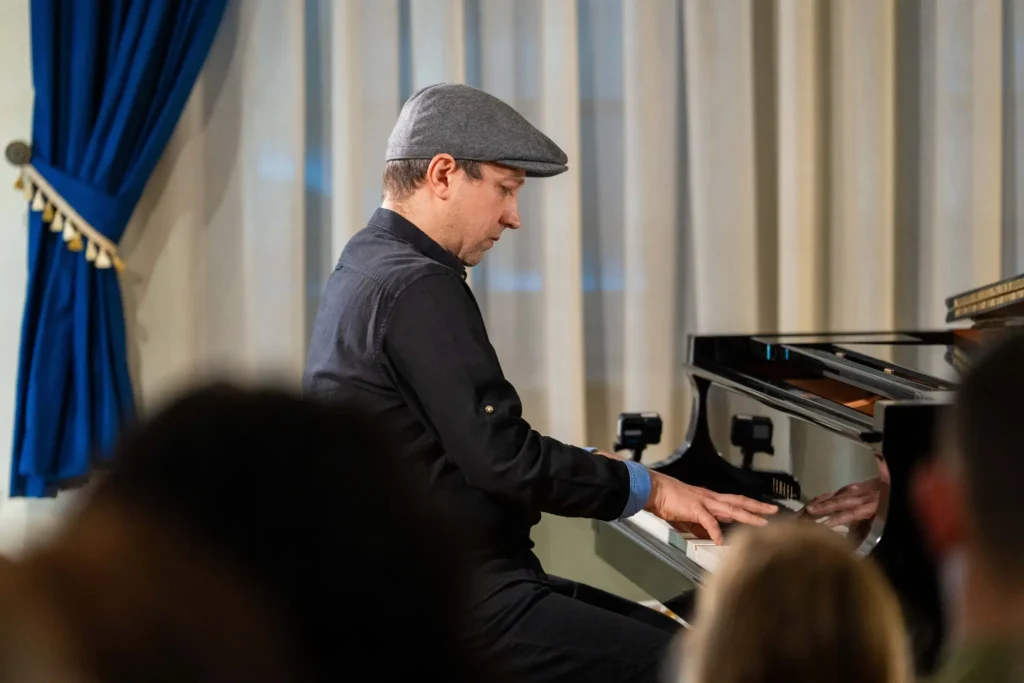Bogdan în timpul unui concert în cadrul Clasic Unlimited – turneu național de pian în locuri speciale