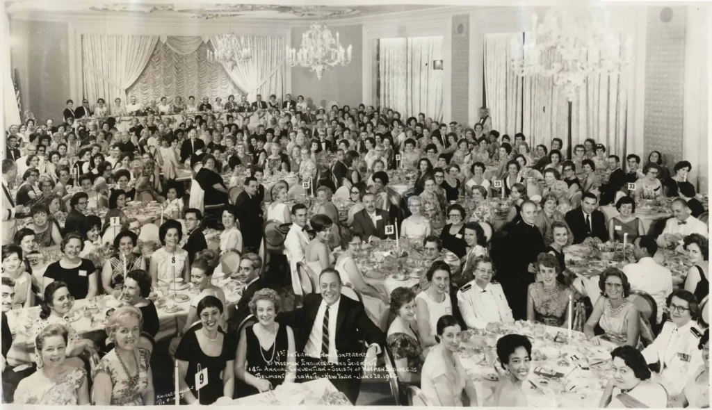 Banchetul primei Conferințe Internaționale a Femeilor din Inginerie și Științe, organizată de Societatea Femeilor Inginere la New York, în iunie 1964. Credit foto: Arhivele Conference of Women Engineers and Scientists, Biblioteca Walter P. Reuther, Universitatea Wayne State.